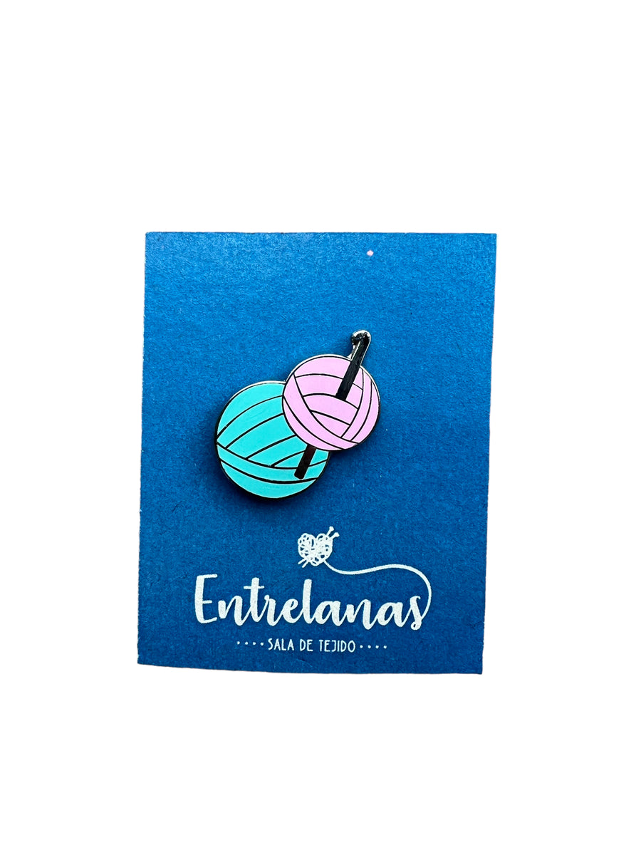 Pin decorativo Bolas de Lana con Aguja crochet plateado