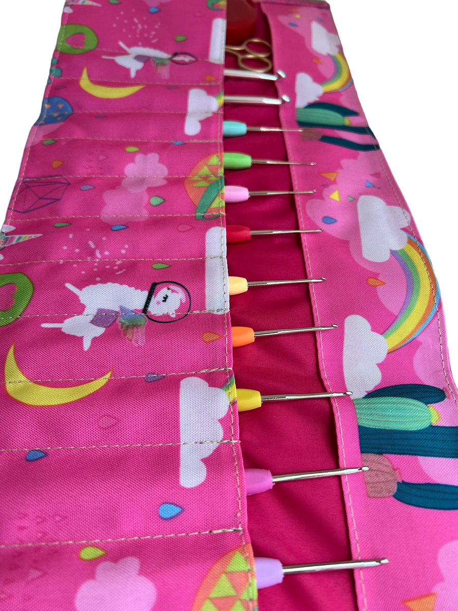 Estuche en Tela Rosado Con llama para Agujas de Crochet